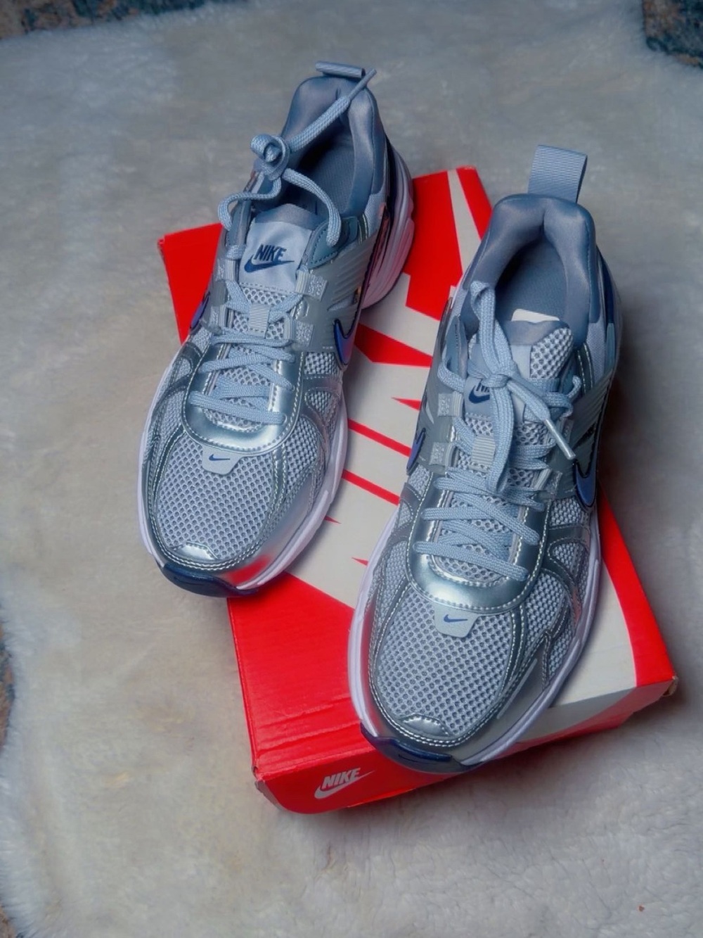 Nike Men's Silver and Navy Mesh Running Sneakers